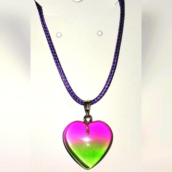 Beautiful glass heart necklace for women and girls - Picture 4 of 6